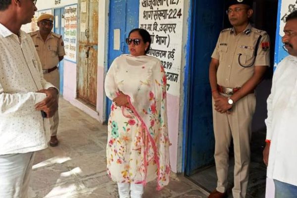 संभागीय आयुक्त और आईजी ने किया विभिन्न मतदान केंद्रों का निरीक्षण