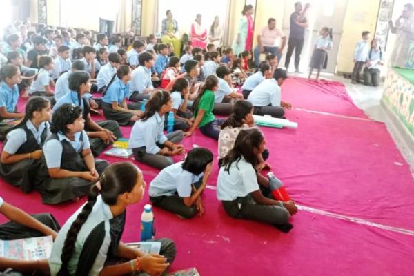 शांति एवं अहिंसा विभाग द्वारा महात्मा गांधी इंग्लिश मीडियम स्कूल में मनाई गई गांधी जयंती