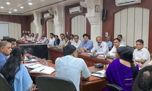 निर्वाचन तैयारियों की समीक्षा के लिए संभागीय आयुक्त ने ली प्रकोष्ठ प्रभारियों की बैठक