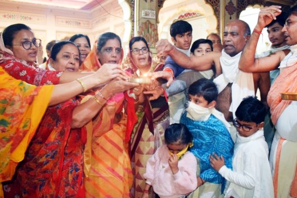 शांतिनाथजी के मंदिर में पूजा में उत्साह, भक्ति के साथ नृत्य