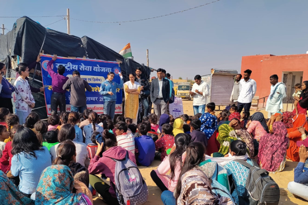 कच्ची बस्ती में राष्ट्रीय सेवा योजना द्वारा चलाया गया जन-जागरण अभियान