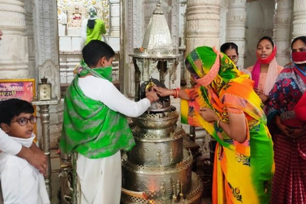 भगवान महावीर स्वामी के मंदिर में भक्ति संगीत के साथ स्नात्र पूजा