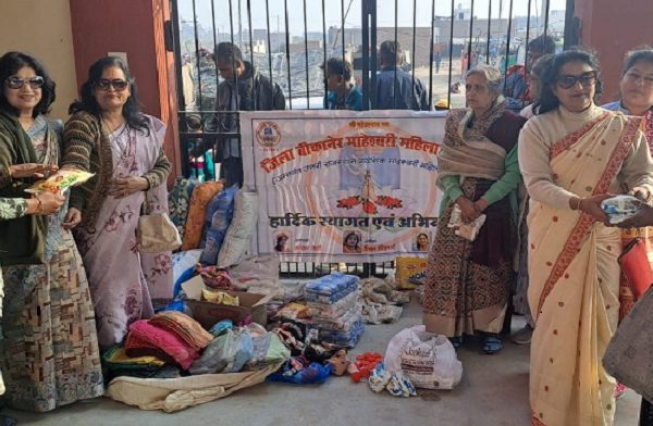 जिला महिला संगठन द्वारा जरूरतमंद लोगों को वितरित की गई सामग्री