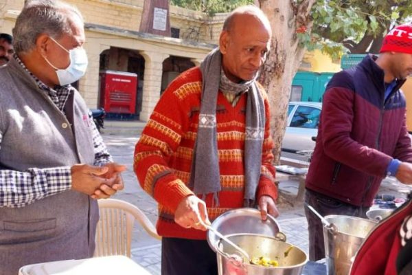 अपने पिताश्री की पुण्य तिथि पर चिकित्सालय में भोजन करवाया