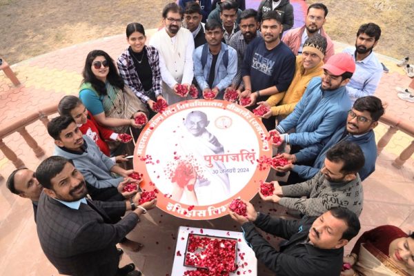 एमजीएसयू – इतिहास विभाग द्वारा गुलाब की पंखुड़ियों द्वारा गांधीजी की स्मृति में पुष्पांजलि कार्यक्रम आयोजित