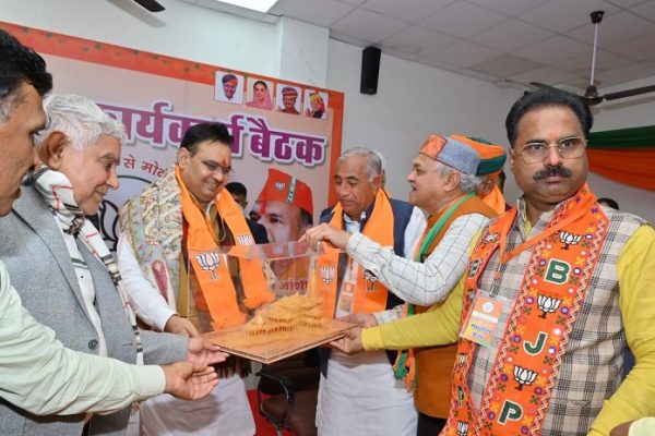 3D प्रिंटर से बनाये गये रामलाल के मंदिर का मॉडल मुख्यमंत्री भजनलाल को भेंट की गई