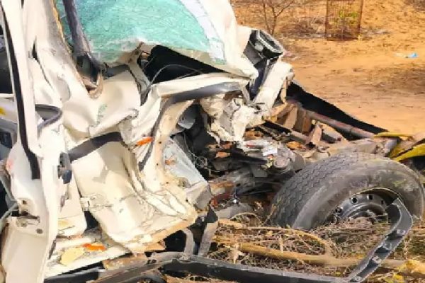 बोलेरो और एक प्राइवेट बस टक्कर , महिला और एक युवक गंभीर रूप से घायल
