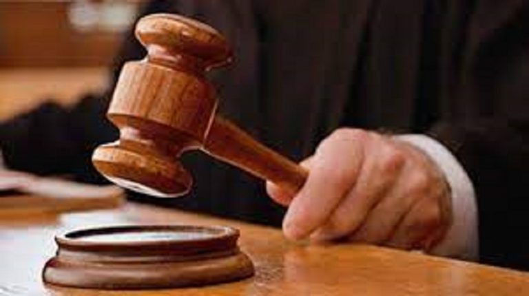 सड़क पर लापरवाही से खड़े ट्रक से टक्कर में चालक की मौत, कोर्ट ने परिजनों को दिलाया 24.60 लाख का मुआवजा