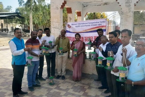 गंगाशहर पुरानी लेन मुक्तिधाम में महावीर इंटरनेशनल ने बर्ड फीडर लगाया