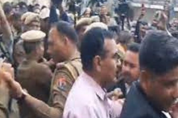 एसआई पेपर लीक मामले में गिरफ्तार हुए 14 ट्रेनी एसआई को कोर्ट में लोगों ने पीटा