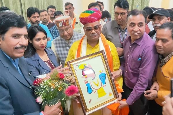 शिक्षा मंत्री का अभिनन्दन किया व ज्ञापन भी दिया