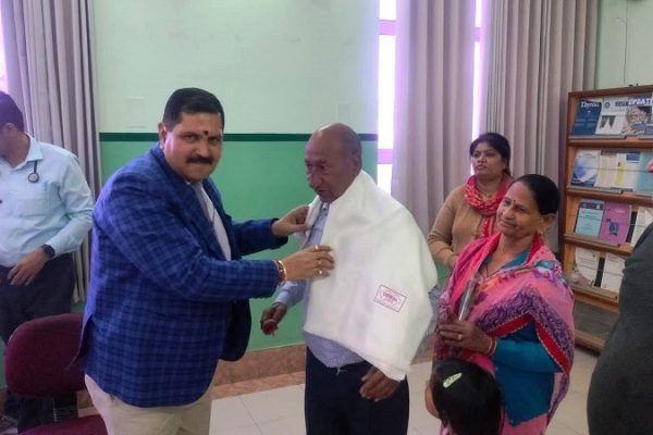 आशीष पांडे की स्मृति पर डायबीटिक केयर एन्ड रिसर्च केंद्र में एबीपीएम तथा सीजीएम मॉनिटरिंग मशीने की भेंट