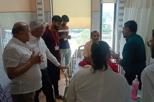 घुटना रोगियों की सुध लेने खुद अहमदाबाद पहुंचे मूंधड़ा