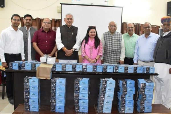 राजमाता की प्रथम पुण्यतिथि पर नेत्र रोगियों हेतु काले चश्मों का लगातार किया जा रहा है वितरण
