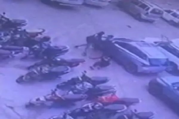 बिजनेसमैन की आंखों में मिर्च पाउडर झोंककर बदमाश 33 लाख रुपए लूट ले गए