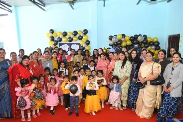 सुपर किड्स में ग्रेजुएशन डे एवं महिला दिवस का आयोजन