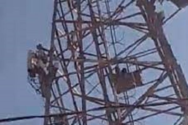 पुलिस पर नाबालिग लड़की से छेड़छाड़ के मामले में कार्रवाई नहीं करने से नाराज पिता टावर पर चढ़ा