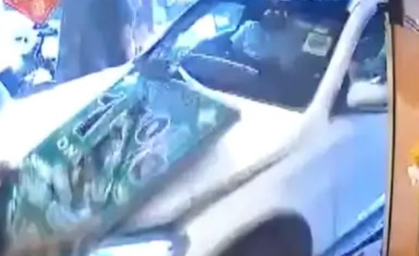 दुकान में घुसी बेकाबू कार, हादसे में 5 लोग घायल:कार ड्राइवर के कंट्रोल से बाहर हो गई थी