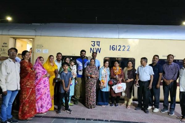 एवरेस्ट बेस केम्प जाने वाले पर्वतारोहियों को साहसियों ने दी शुभकामनाएं