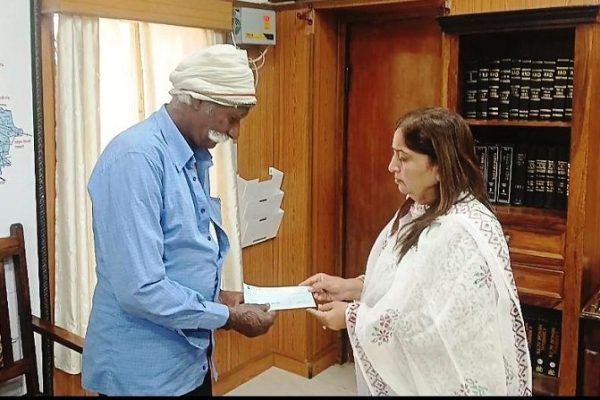 जिला कलक्टर ने सहायता राशि का चैक दिया