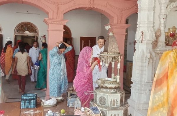 रेल दादाबाड़ी के भगवान महावीर स्वामी के मंदिर में ध्वजारोहण, सतरभेदी पूजा व गुरु इकतीसा