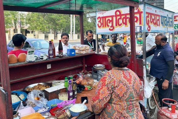 खाद्य सुरक्षा अधिकारियों ने लिए खाद्य पदार्थों के नमूने