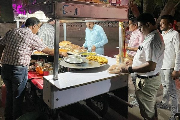 खाद्य सुरक्षा अधिकारियों ने की औचक कार्यवाही