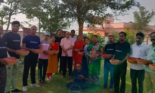 भीषण गर्मी में बेज़ुबान परिंदो की प्यास बुझाने से बड़ा धर्म कोई नही — कुलपति,मनोज दींक्षीत