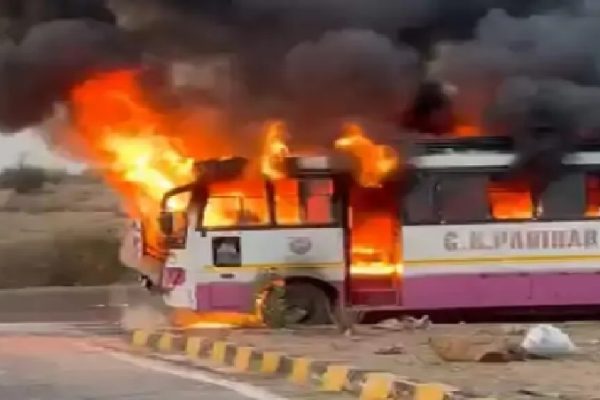 सवारियों से भरी बस में आग, देखें VIDEO