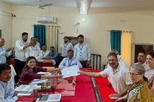 राहुल गांधी को आखिर अमेठी छोड़ रायबरेली क्यों आना पड़ा? कांग्रेस की इस रणनीति की अन्दर की कहानी