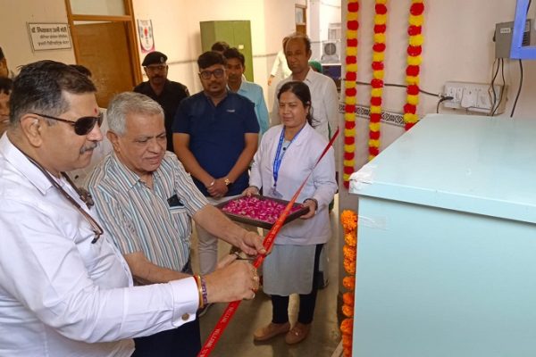 पी बी एम अस्पताल के जिरियाट्रीक चिकित्सालय में वाटर कूलर मशीन का उद्घाटन किया