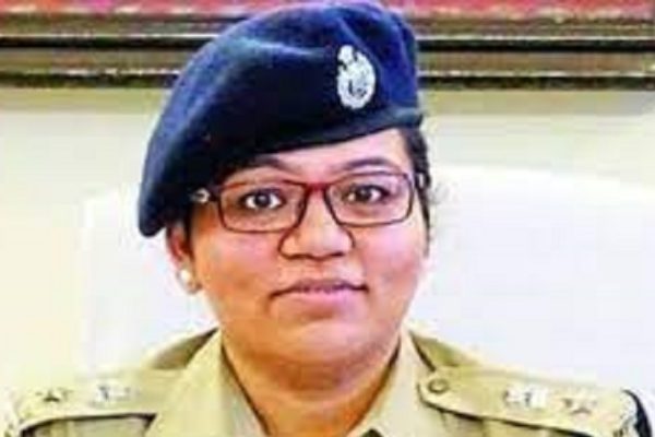 महिला ने अभद्रता की शिकायत की थानेदार व कॉन्स्टेबल को पुलिस लेन भेजा