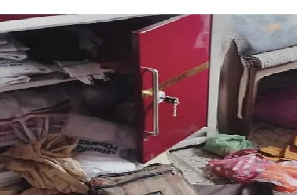 घर में रखे तीन लाख रुपए ले गया चोर