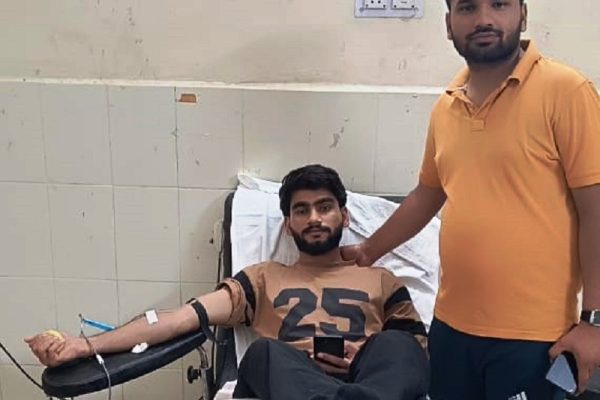 चूरू में जरूरतमंदों के लिए रक्तदान करवाकर उनकी मदद कर रहे हैं शोयल खान डीके