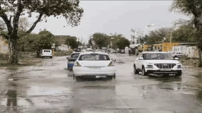 बीकानेर में तेज अंधड़ का तांडव में कलेक्ट्री परिसर में चलती कार पर गिरा पेड़, पिता-पुत्र बाल-बाल बचे