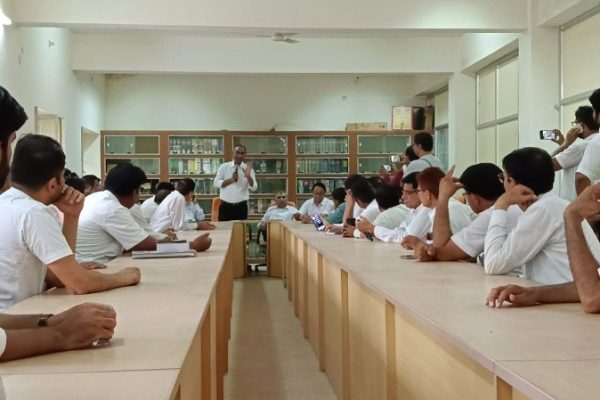 होट काटने वाले अधिवक्ता को किया निलंबित