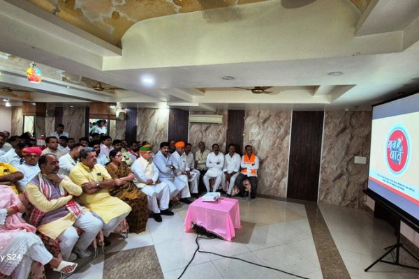 केंद्रीय मंत्री अन्नपूर्णा देवी, अर्जुनराम मेघवाल के साथ भाजपा नेताओ ने सुना मोदी के मन की बात कार्यक्रम