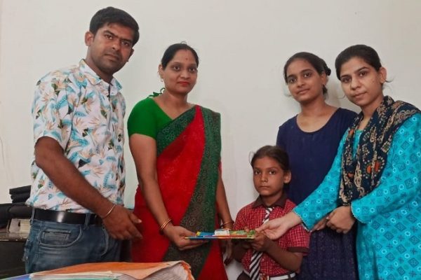 श्री माधव महिला एवं बाल विकास समिति के सथापना दिवस पर किया पाठ्य सामग्री वितरण