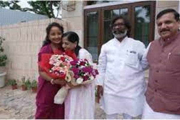 CM केजरीवाल की पत्नी से मिले हेमंत सोरेन, कल्पना गले मिलते हुए आई नजर, संजय सिंह भी रहे मौजूद