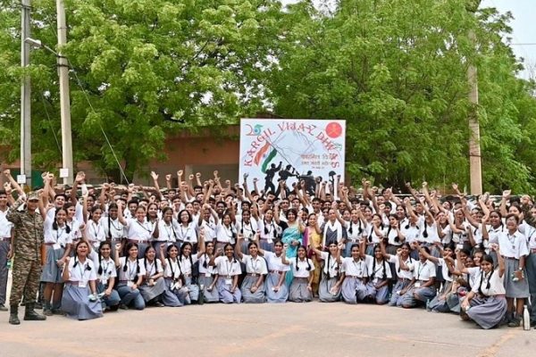 कोणार्क कोर ने भव्य सैन्य हथियार प्रदर्शन और बैंड शो के साथ कारगिल विजय दिवस की 25वीं वर्षगांठ मनाई