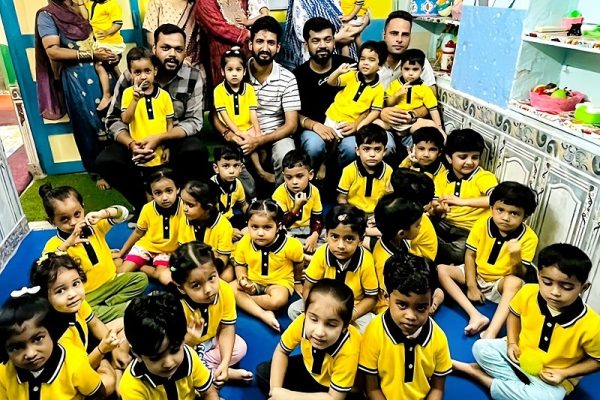 नई यूनिफॉर्म पहन नन्हें बच्चों के खिले चेहरे