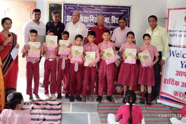 शिक्षा के क्षेत्र में जरूरतमंद बच्चों को निःशुल्क पुस्तकों का वितरण