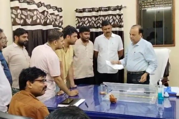 ठेका प्रथा को खत्म करने की मांग का ज्ञापन दिया