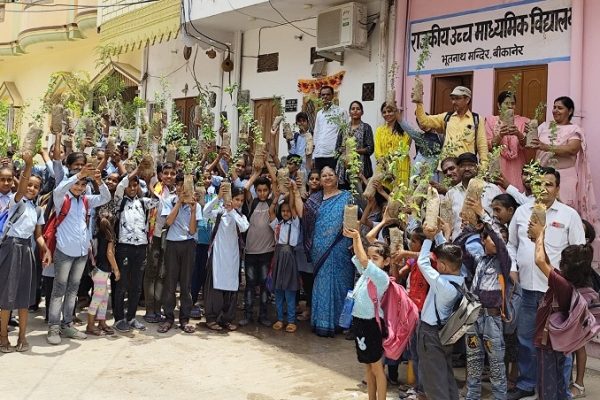 सघन वृक्षारोपण का कार्यक्रम पार्षद सुधा आचार्य के नेतृत्व में हुआ