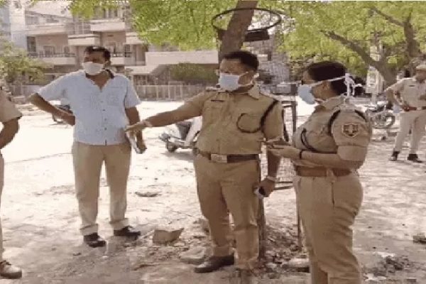 सड़क के किनारे खड़ी कार में 2 दिन पुराना शव मिला , लोगों ने शव देख पुलिस को दी सूचना