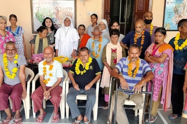 खुशियों का बैंक द्वारा वृद्ध आश्रम के बुजुर्गों का सम्मान