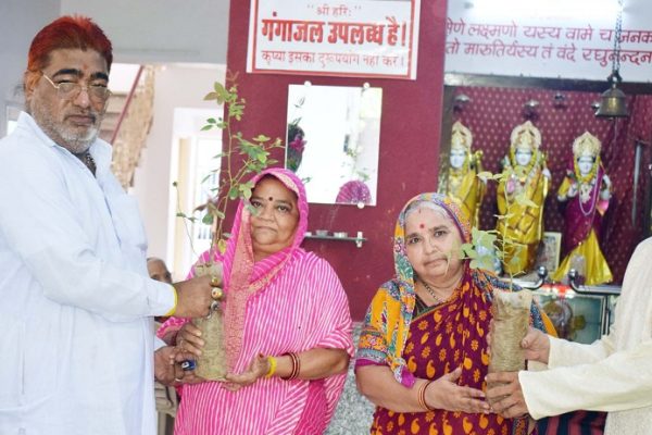 राम मंदिर में बर्फ की झांकी, 1100 तुलसी व फूलों के पौधों का वितरण