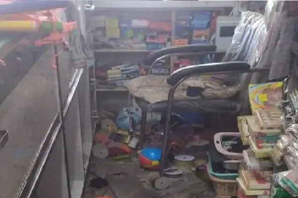 करीब बीस लोगों ने दुकान मालिक और उसके बेटे को पीटा, वारदात के बाद बाजार रहा बंद