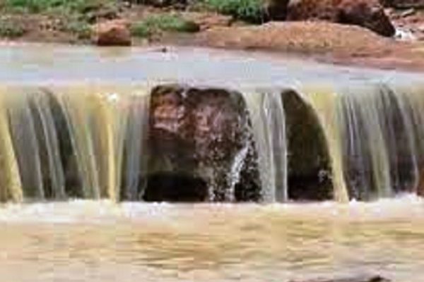 मिट्टी के धोरों में बहने लगी नदी, घरों में पानी घुसा, रुपए भीगे