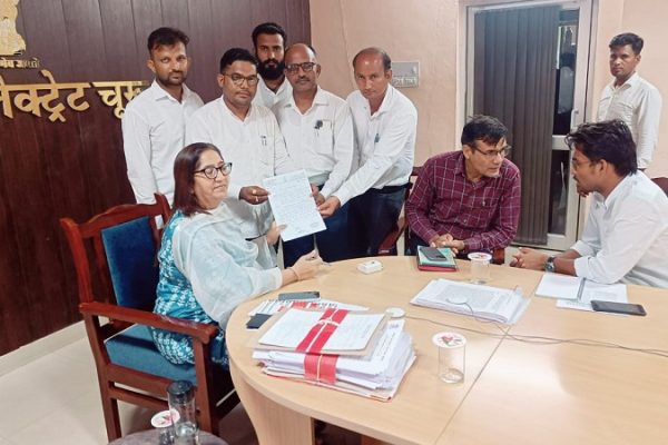 मेघसर मे हुई घटना मे मुआवजा देने व नीजी विद्यालय के वाहनो की जांच करने की मांग को लेकर जिला कलेक्टर को दिया ज्ञापन